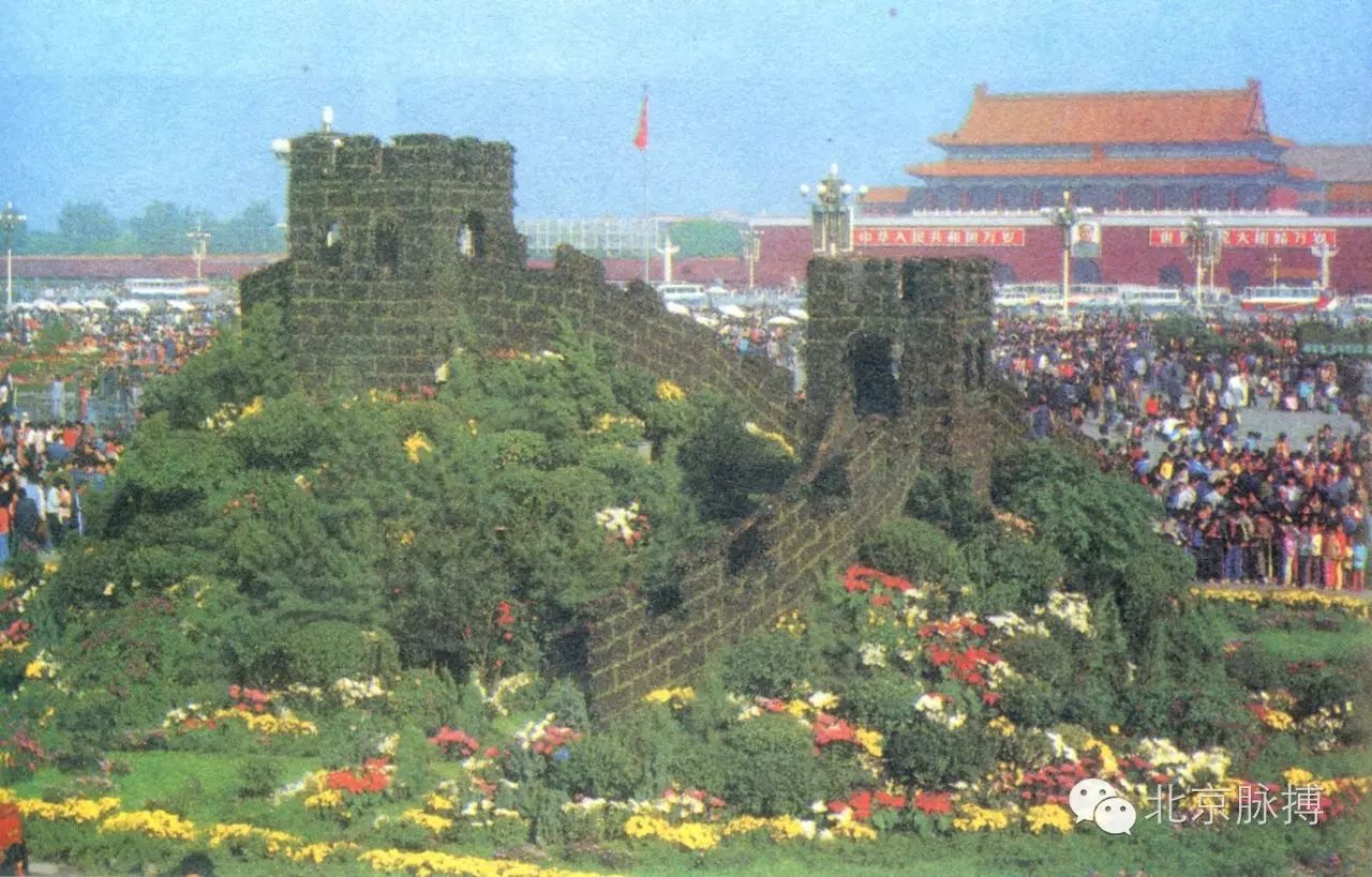 1987年10月1日,天安门广场万里长城花坛 1988年,国庆节天安门广场花坛