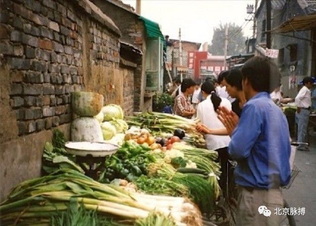 1996年，胡同里一处卖菜地方