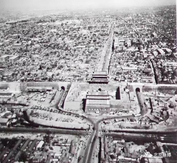 1959年，天安门广场、人民大会堂、历史博物馆工地、人民英雄纪念碑已建成、中华门尚未拆除、正阳门及两侧城墙、东西车站依旧