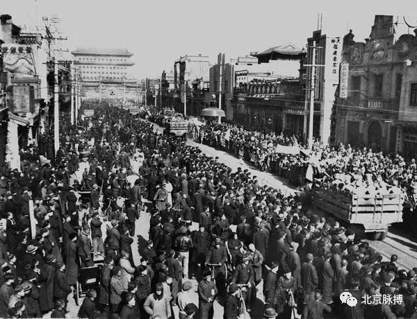 1949年，北平市民欢迎解放军入城