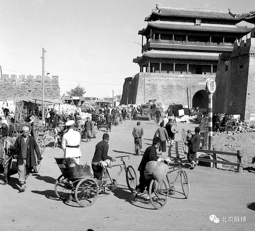 1951年10月，北京市前门往来城乡间的车辆，交流物资