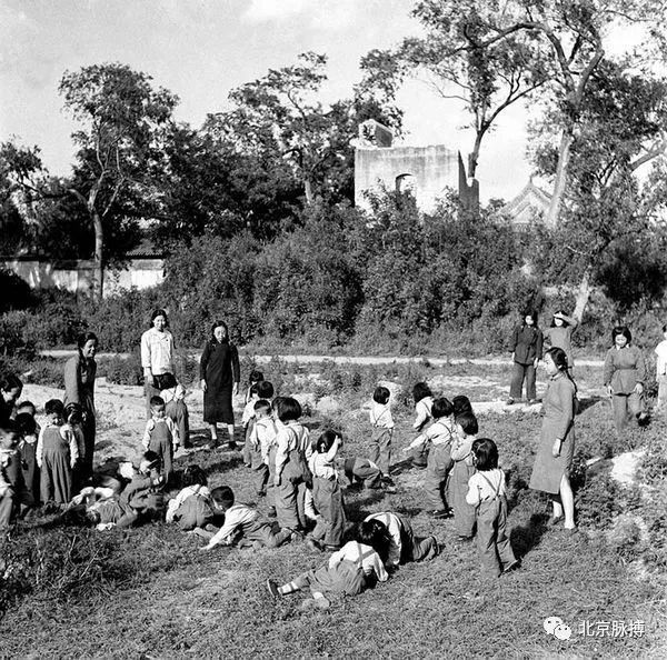 1950年，北京新华社托儿所的保育员带领孩子们在野外玩耍