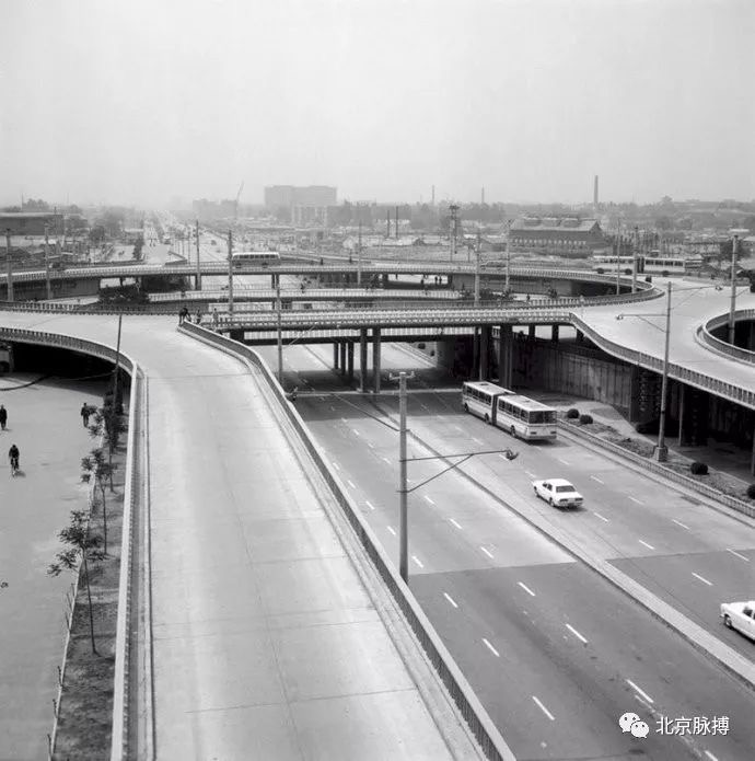1980年，西直门立交桥通车、北京首座三层立交桥、为数不多的几辆车点缀在宽阔的桥面上