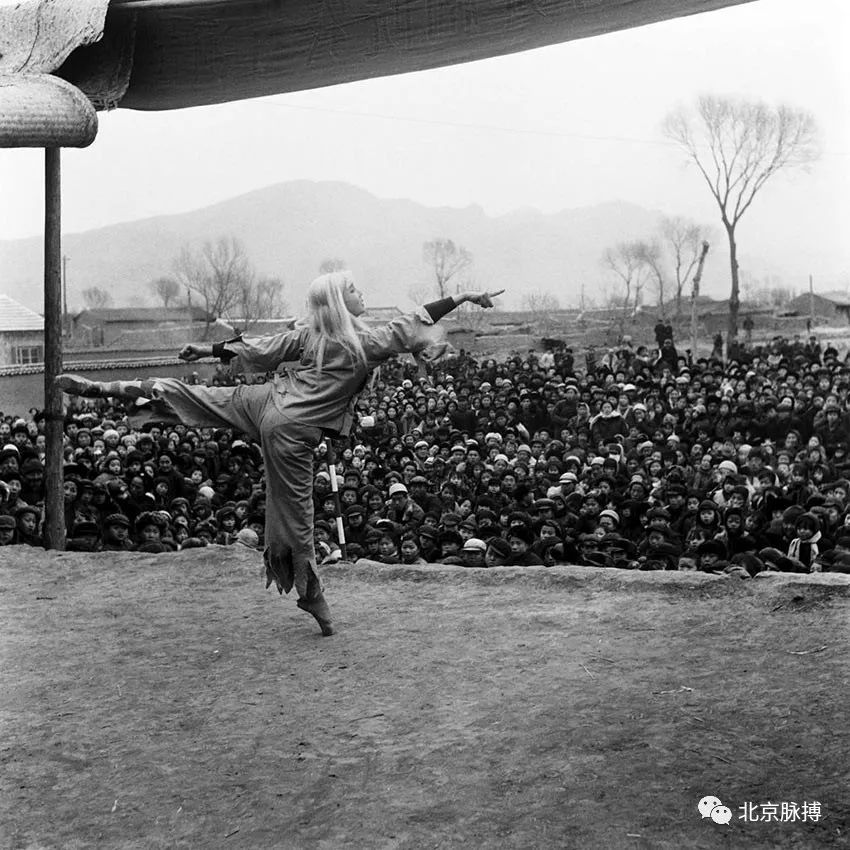 1966年1月，中央歌剧舞剧院农村演出队在北京延庆县香营公社的土台上为社员们演出芭蕾舞剧《白毛 女》片断