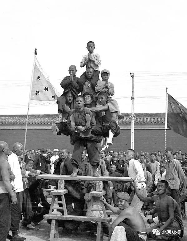 1950年10月14日，人民体育大会在先农坛体育场隆重揭幕