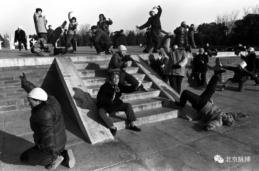 1988年，在地坛公园练气功的人们