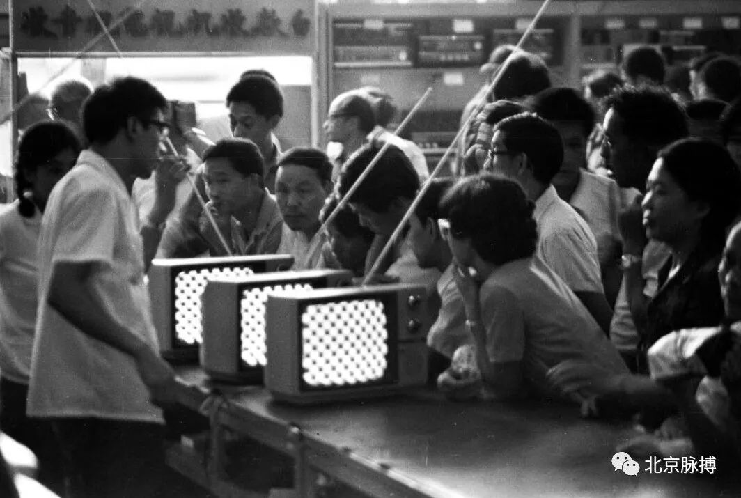 1981年，在北京西单购物街的一家百货商场中，可以看到陈列着的黑白电视机