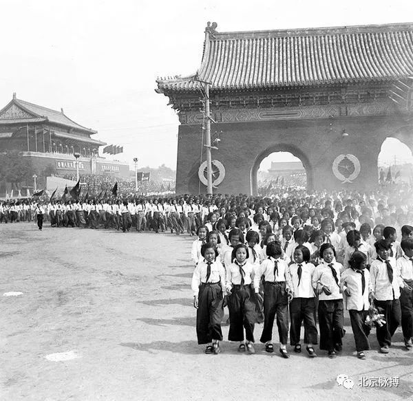 1950年10月1日，首都各界40余万人在北京天安门广场举行庆祝中华人民共和国成立一周年