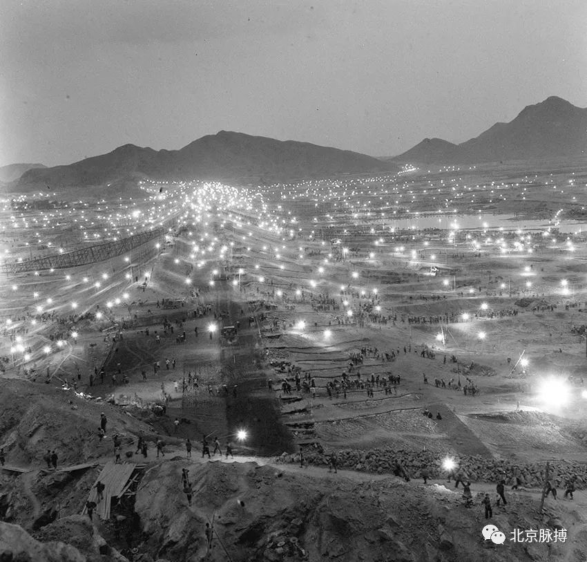 1958年7月，大跃进期间，怀柔水库工地夜景