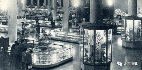 1963年，北京最大的国营商店王府井百货商店