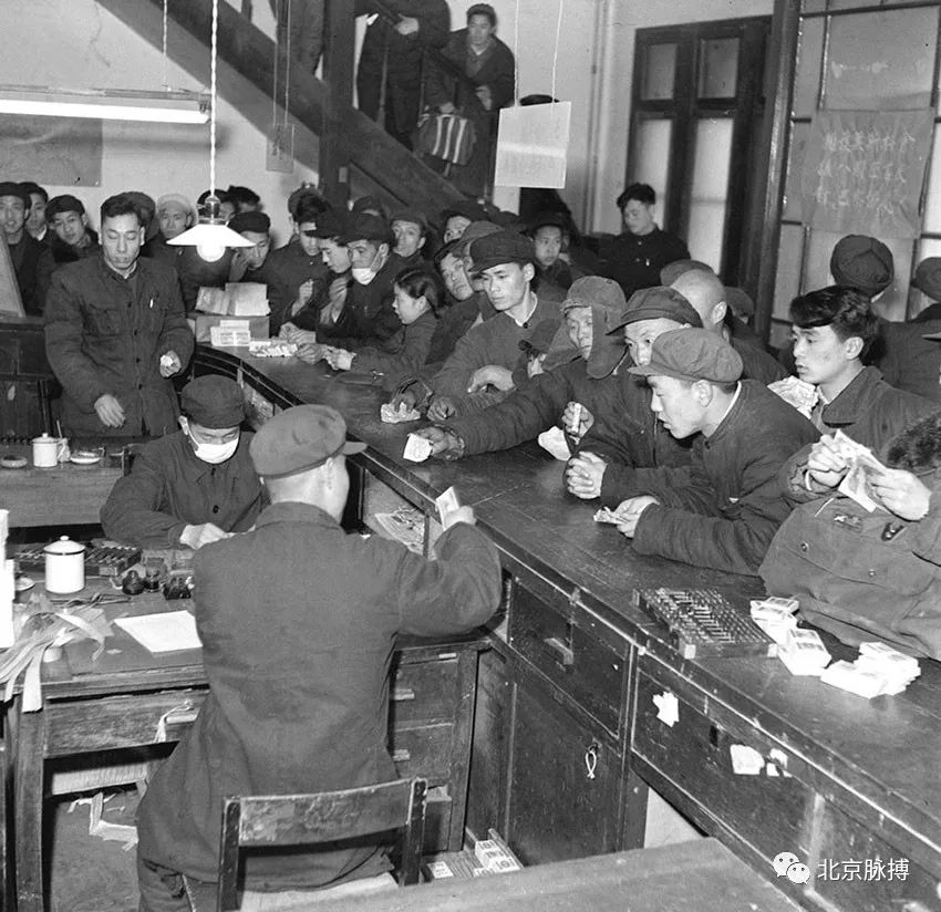 1955年3月，政府发行新人民币。这是中国人民银行北京分行为群众兑换新人民币