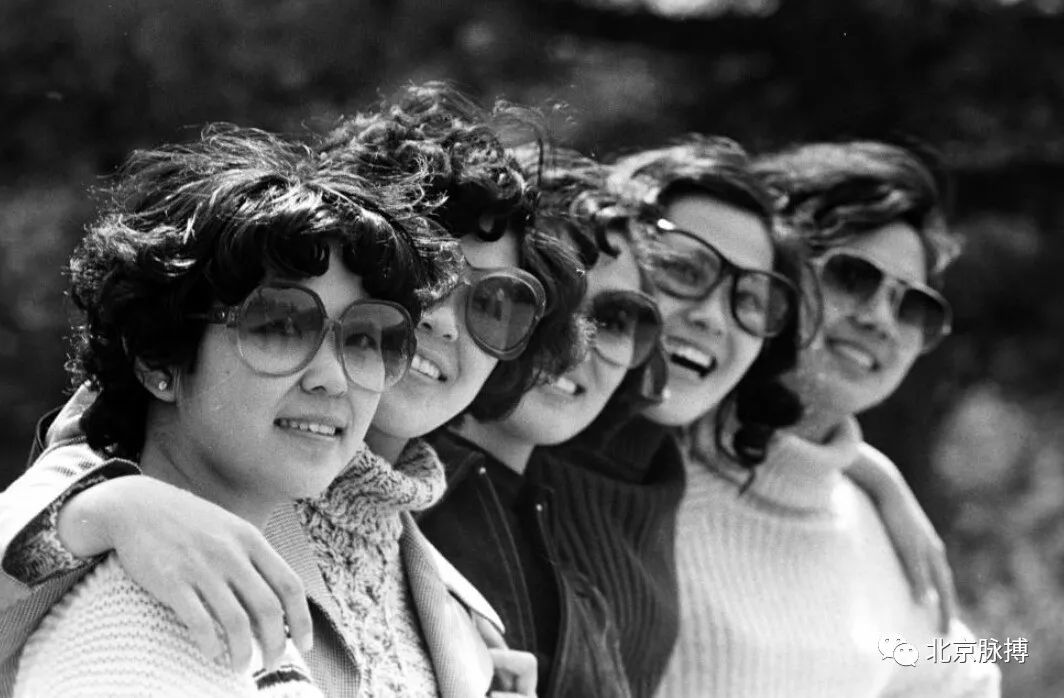 1980年，在北京的一个公园里，女士们戴着太阳镜拍摄集体照