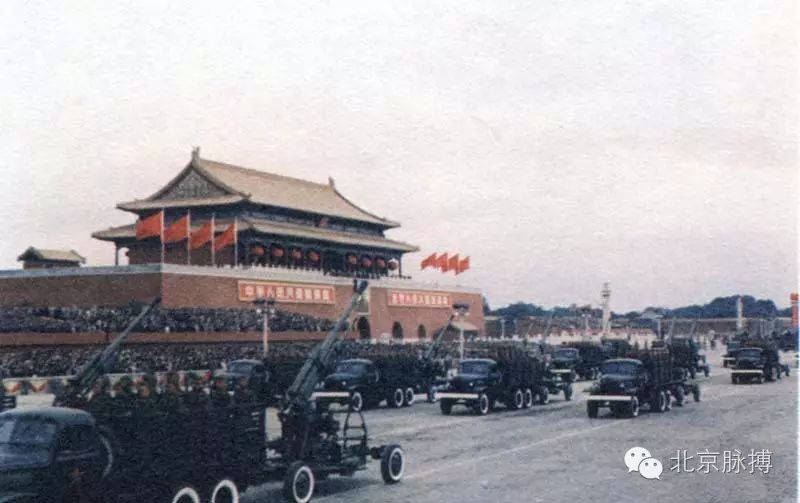 1955年10月1日，炮兵部队经过天安门检阅台