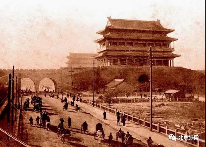 1916年，城楼北面，画面中双券洞上方可见城墙东马道延长通过，棋盘街东马路也展宽