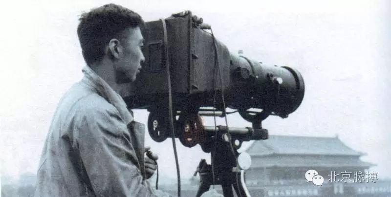 1956年10月1日，新华社自行研制的“大炮”相机为国庆游行进行拍摄