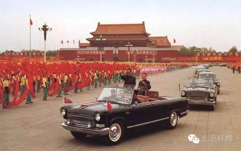 1975年4月18日，邓小平陪同金日成乘敞篷车经过天安门广场