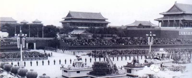 1963年10月1日，首都50万人在天安门广场庆祝中华人民共和国成立14周年