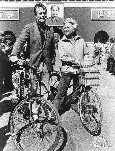 1974年，老布什与他的妻子芭芭拉骑自行车经过北京天安门