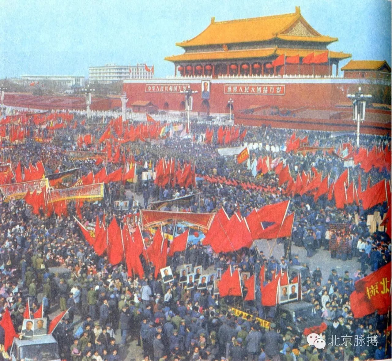 1978年3月6日，首都人民在天安门广场庆祝五届人大闭幕