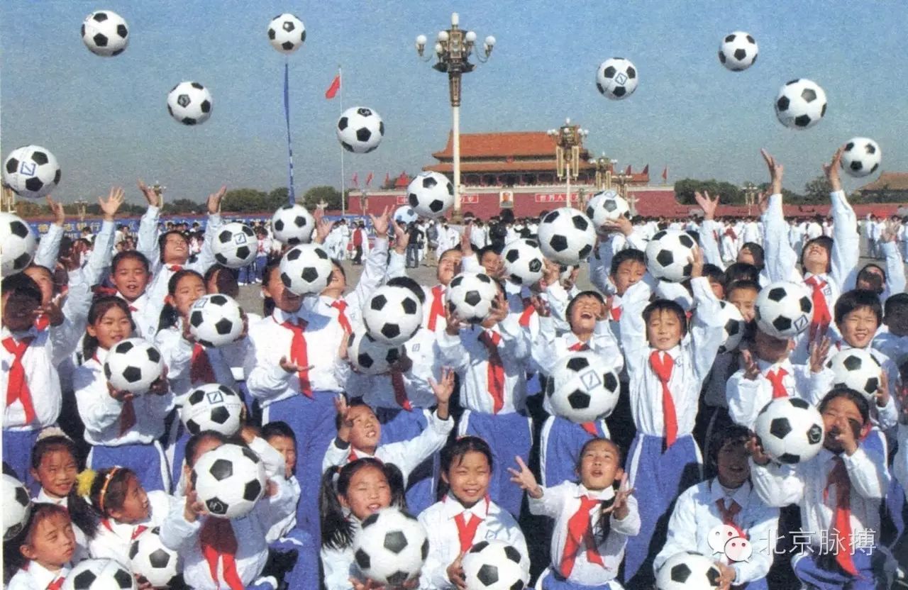 2003年10月25日，中国青少年校园足球发展计划在天安门广场正式启动