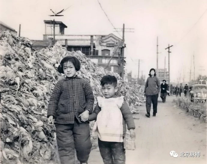 1953年，朝阳门内街景，可见朝阳门城楼。