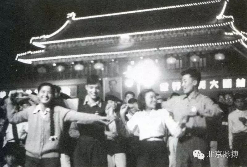 1952年10月1日，首度大学生在天安门广场欢度国庆之夜