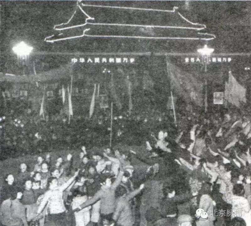 1965年1月3日，首都人民在天安门广场欢庆刘少奇当选国家领导人