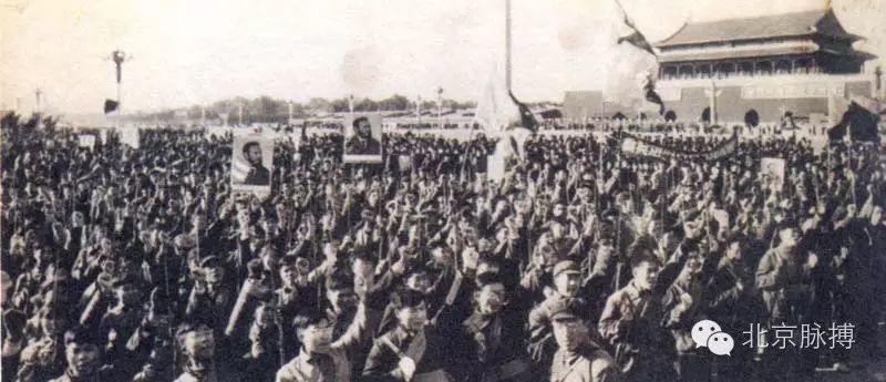 1962年11月4日，首都人民和民兵在天安门高呼不许美国通过联合国干涉古巴