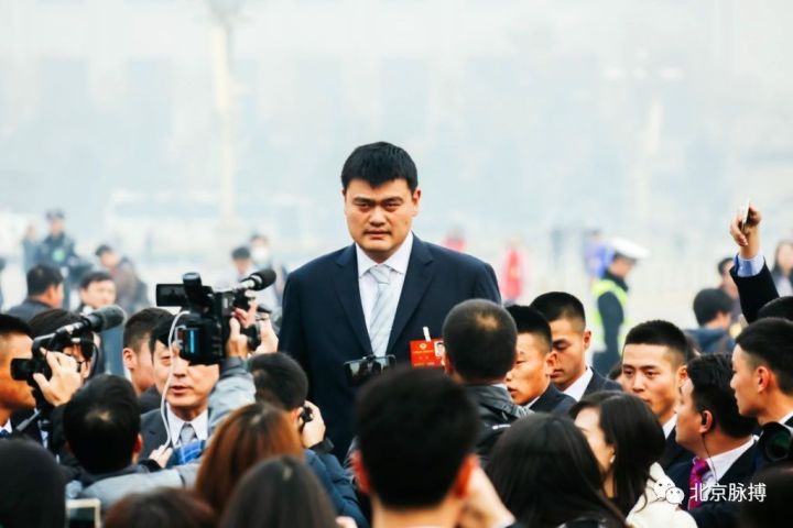 2016年3月3日，篮球运动员姚明出现在天安门广场参加政协会议