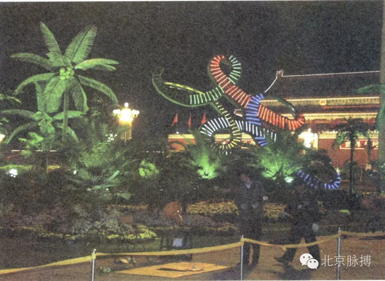 2000年9月24日，天安门广场中国结标志大型雕塑安装完毕
