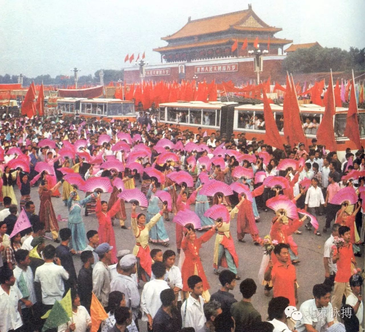1977年8月21日，首都人民庆祝十一届一中全会召开