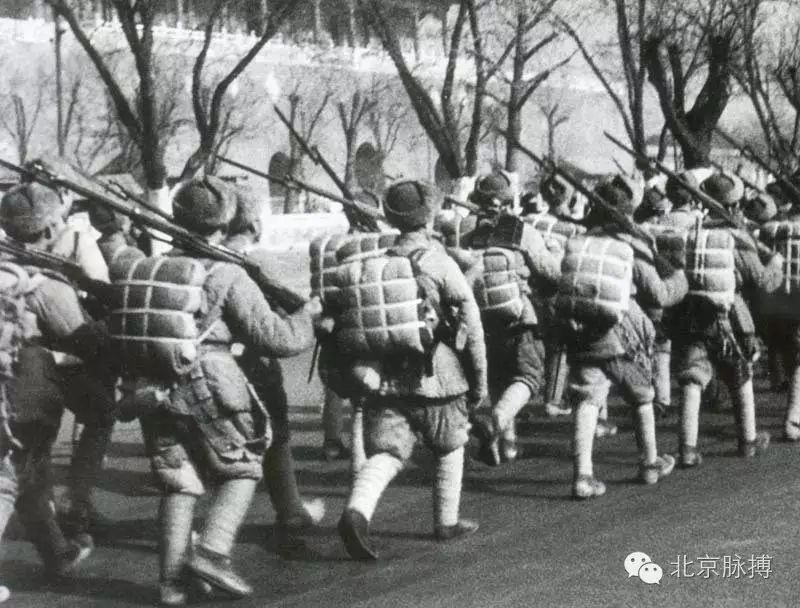 1949年1月23日，中国人民解放军第一次途径天安门