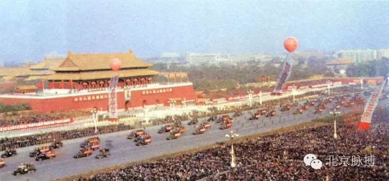 1971年5月1日，首都50万人在天安门欢度五一国际劳动节
