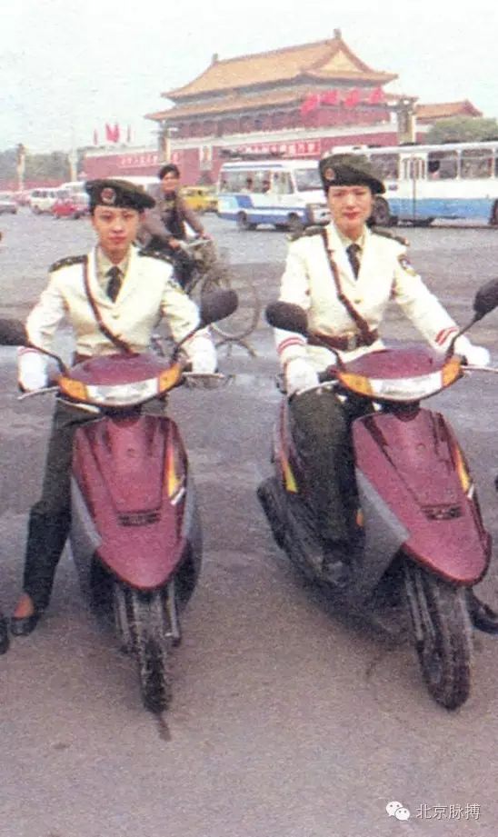 1998年9月28日，天安门广场前的女交警