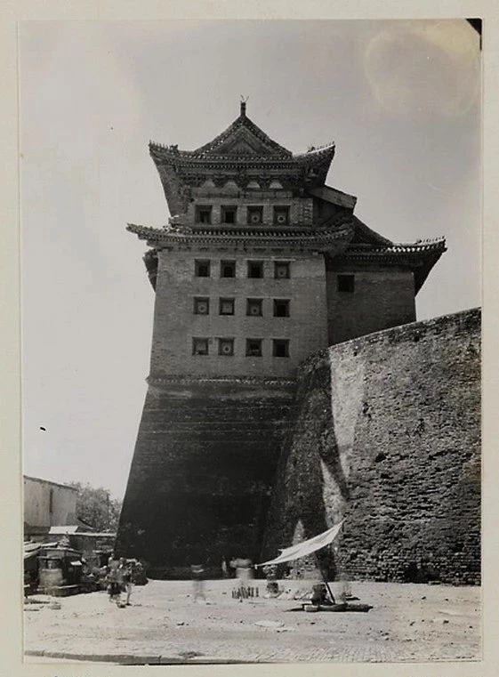 1946年，朝阳门箭楼北侧，下层檐已部分塌毁。