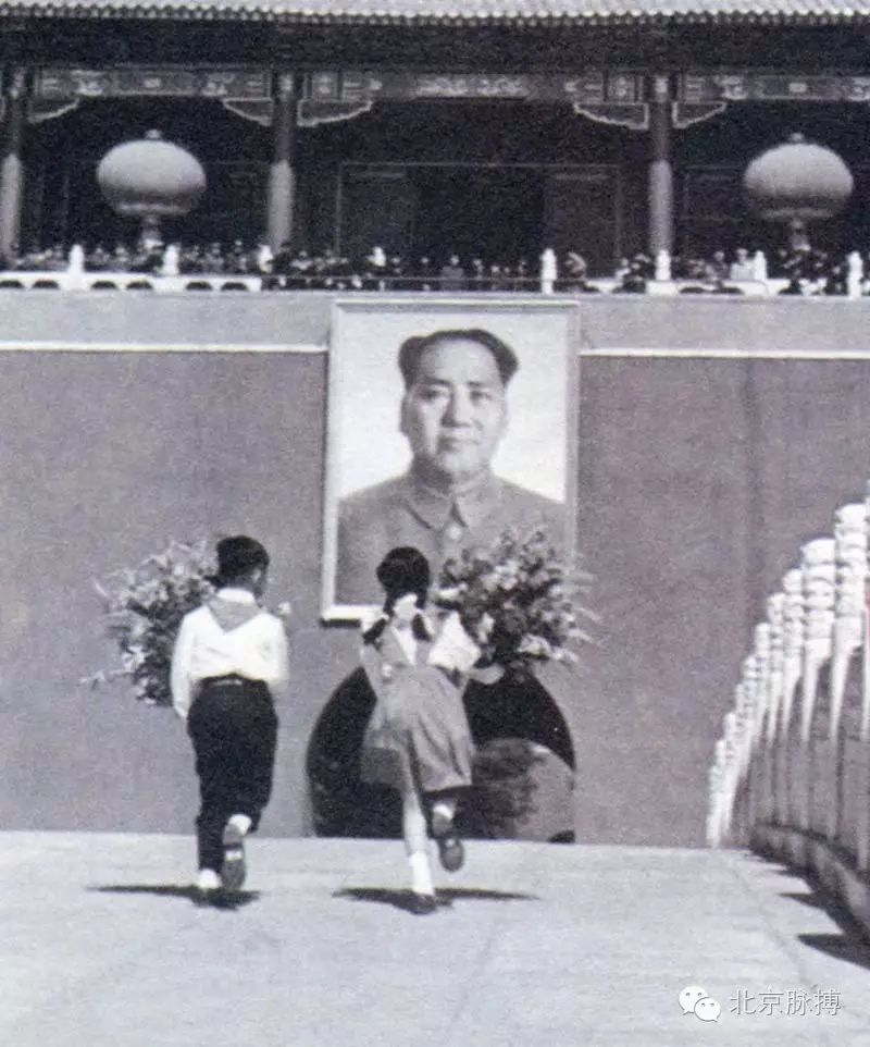 1953年10月1日，两名少年儿童跑上天安门城楼向毛主席献花
