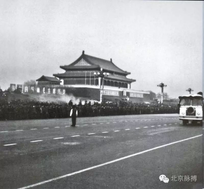 1976年1月11日，周总理灵车驶过天安门