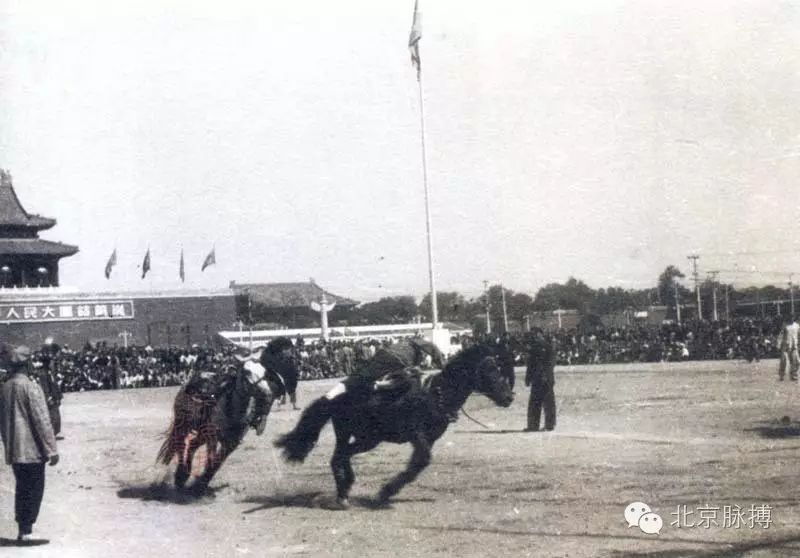 1950年10月1日，天安门广场上的节目表演