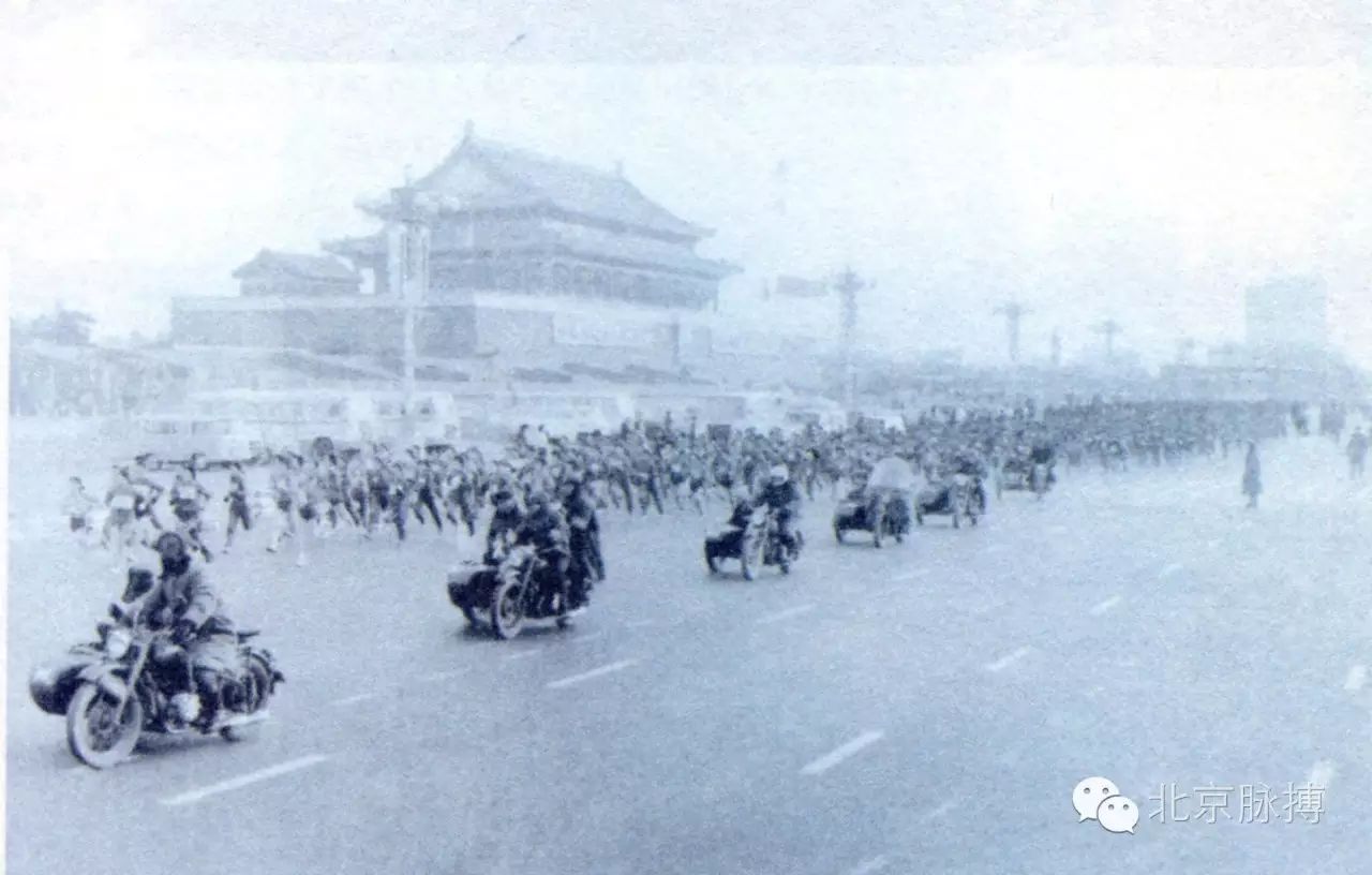 1982年1月27日，北京春季环城赛跑在天安门前鸣枪