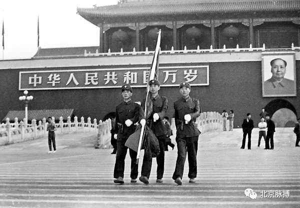 1983年，天安门前的升旗仪式