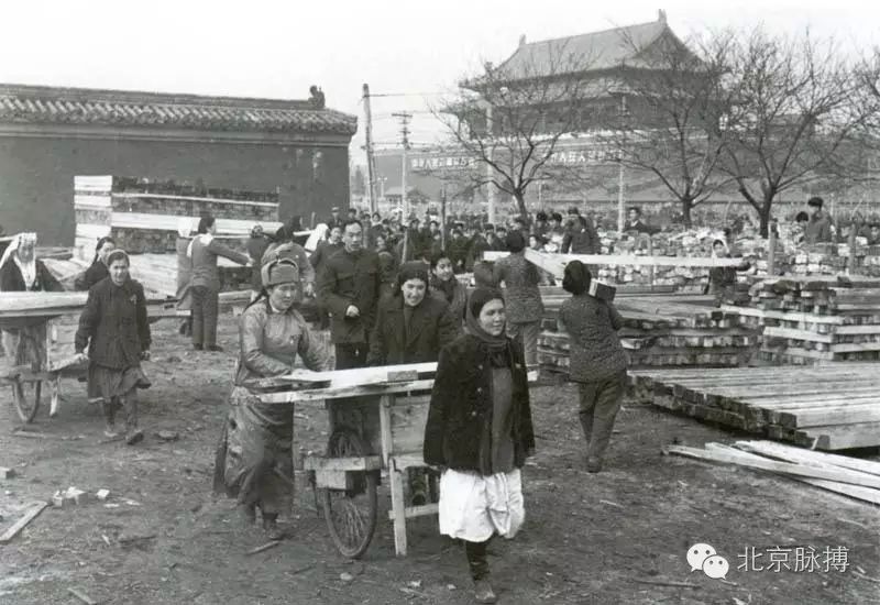 1958年12月7日，出席全国妇女建设社会主义积极分子代表会议的代表们在天安门工地参加义务劳动