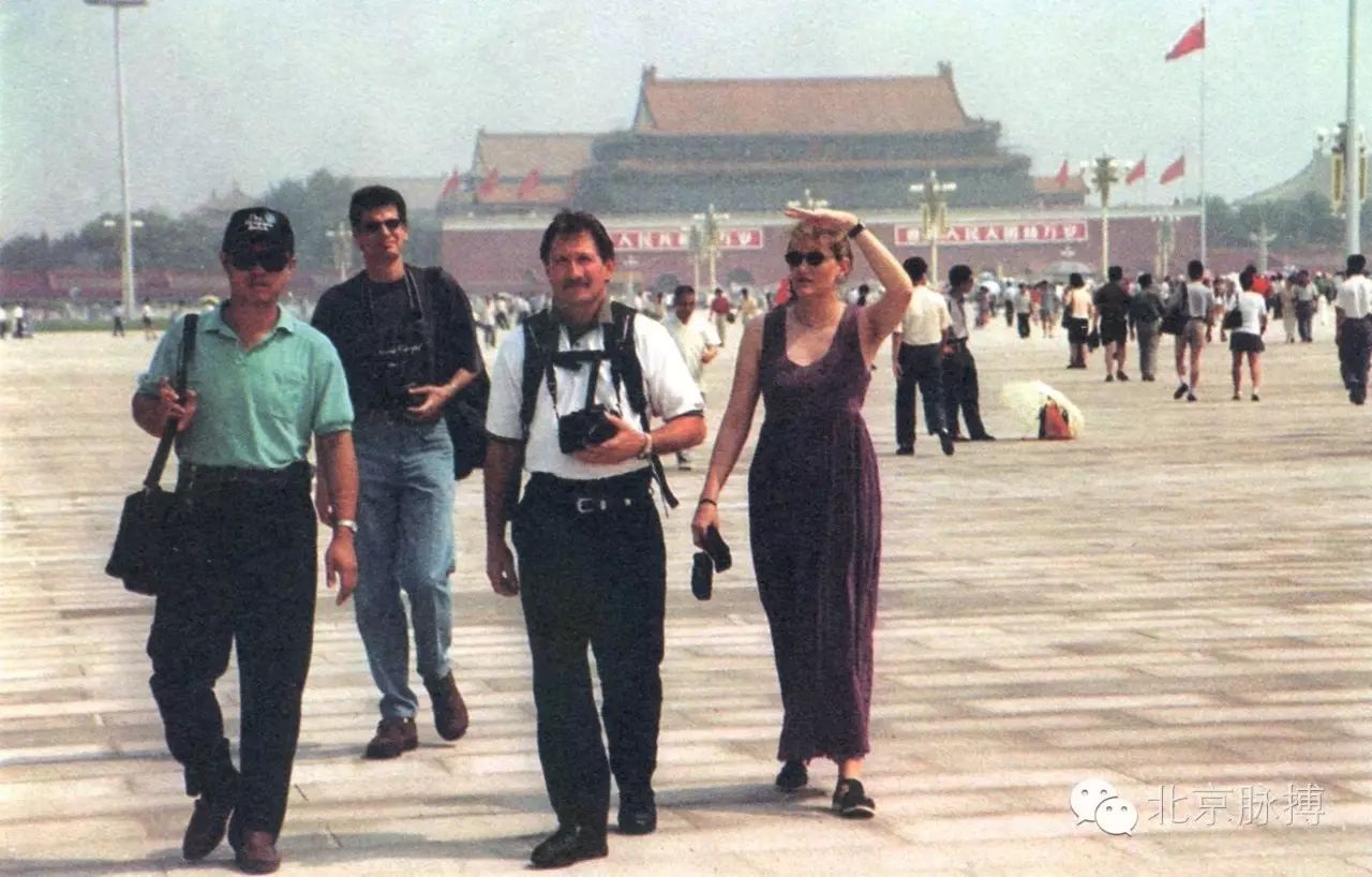 1999年6月28日，天安门广场开放接待国外游客