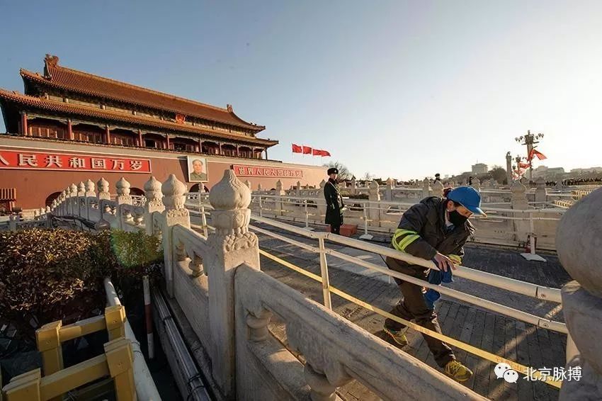 2014年2月27日，环卫工人在擦拭天安门城楼前金水桥护栏