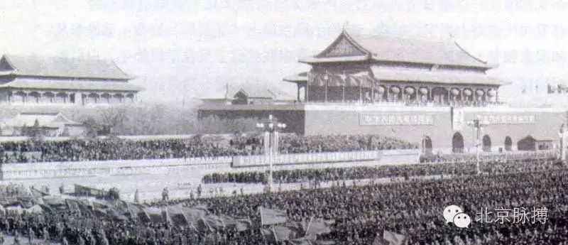 1966年10月1日，首都150革命群众在天安门广场庆祝建国17周年