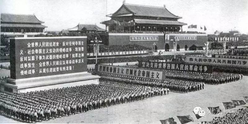 1969年10月1日，首都40万人在天安门广场欢度国庆