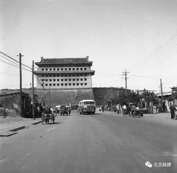 1956年，朝阳门箭楼东面，朝外大街。