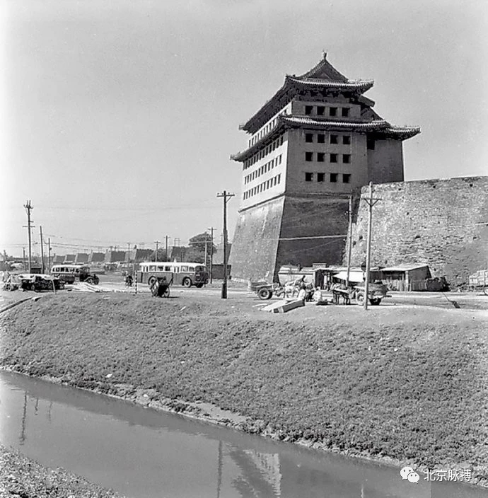 1954年，朝阳门箭楼东北面和护城河。