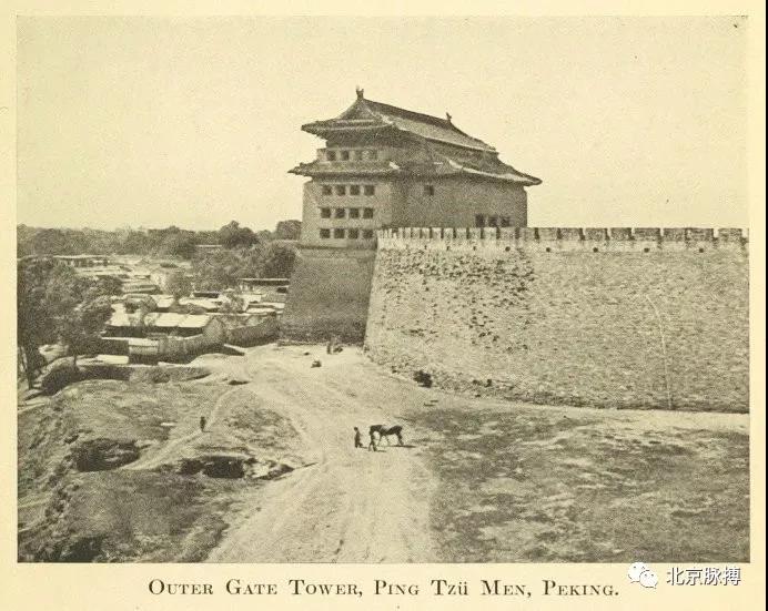 1900年，阜城门箭楼东南面瓮城外