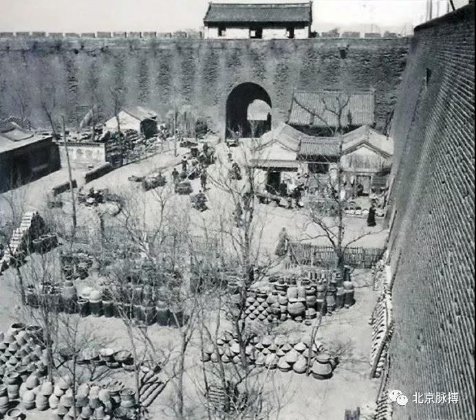 1922年，阜成门瓮城内闸楼门洞和道路边的缸瓦市