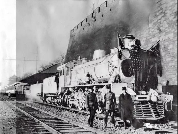 1925年，正阳门东火车站即将开出的列车，京津间的列车因军阀战争时常中断，车头挂着列强国旗以免遭袭击